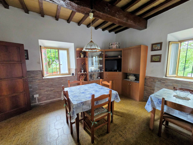 Porzione terratetto di villetta bifamiliare con annessi e ampio terreno in posizione panoramica in vendita a Barberino di Mugello