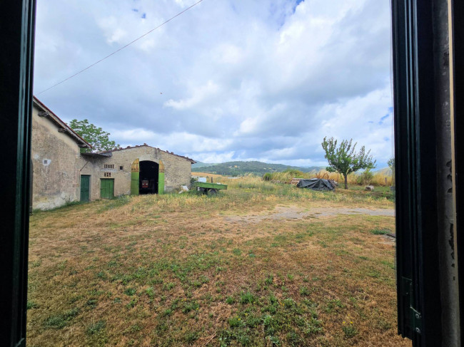 Porzione terratetto di villetta bifamiliare con annessi e ampio terreno in posizione panoramica in vendita a Barberino di Mugello
