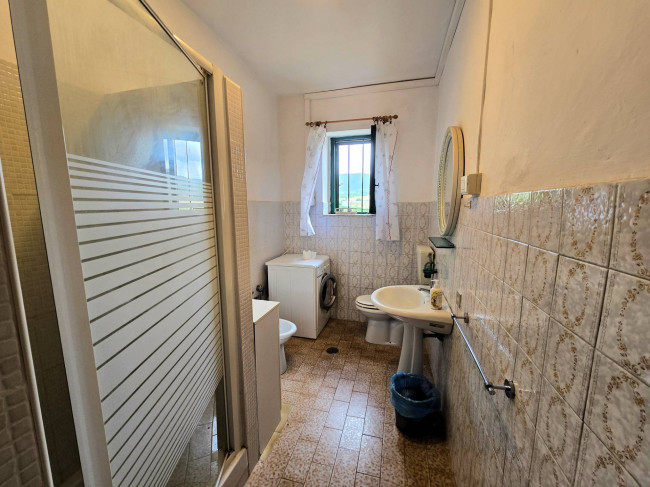 Porzione terratetto di villetta bifamiliare con annessi e ampio terreno in posizione panoramica in vendita a Barberino di Mugello