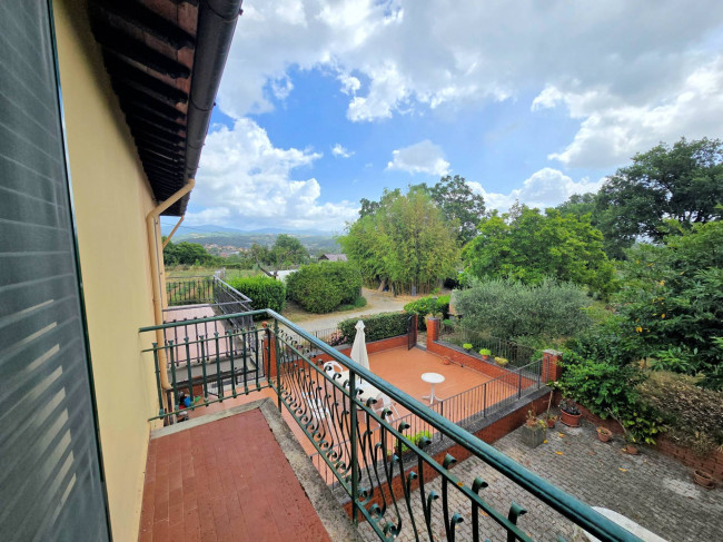 Porzione terratetto di villetta bifamiliare con annessi e ampio terreno in posizione panoramica in vendita a Barberino di Mugello