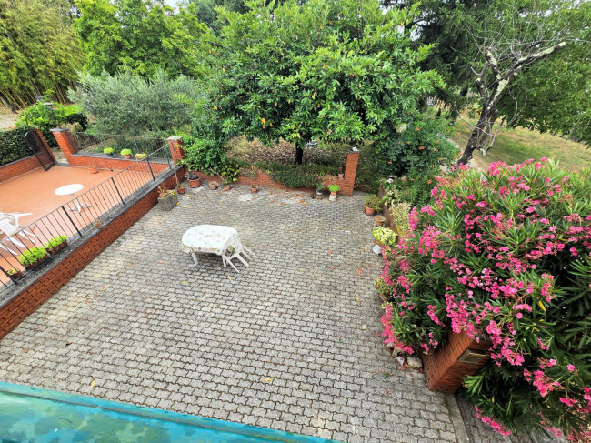 Porzione terratetto di villetta bifamiliare con annessi e ampio terreno in posizione panoramica in vendita a Barberino di Mugello