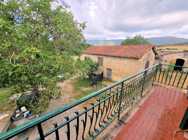 Porzione terratetto di villetta bifamiliare con annessi e ampio terreno in posizione panoramica in vendita a Barberino di Mugello