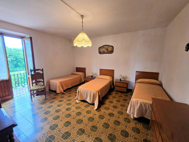 Porzione terratetto di villetta bifamiliare con annessi e ampio terreno in posizione panoramica in vendita a Barberino di Mugello