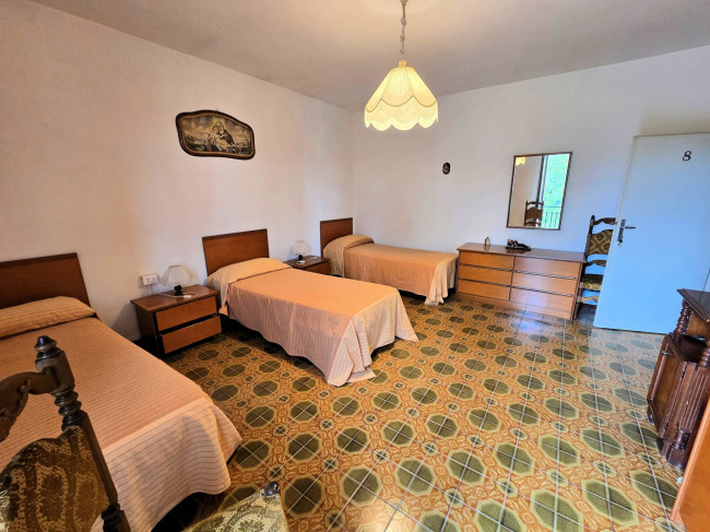 Porzione terratetto di villetta bifamiliare con annessi e ampio terreno in posizione panoramica in vendita a Barberino di Mugello
