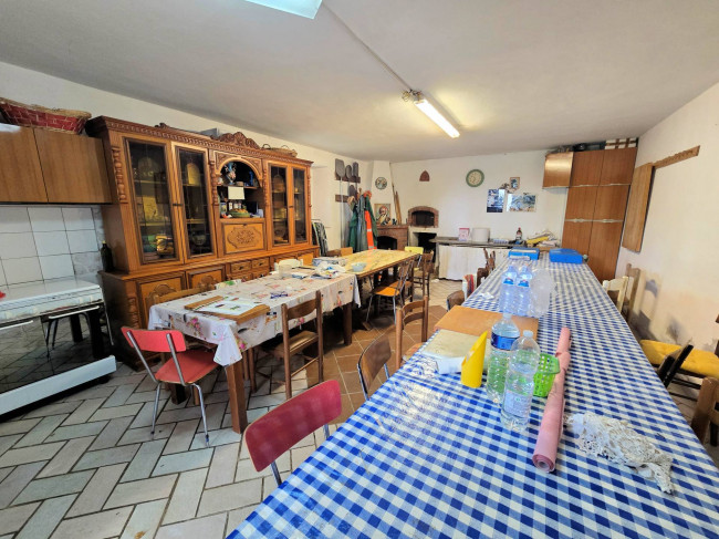 Porzione terratetto di villetta bifamiliare con annessi e ampio terreno in posizione panoramica in vendita a Barberino di Mugello