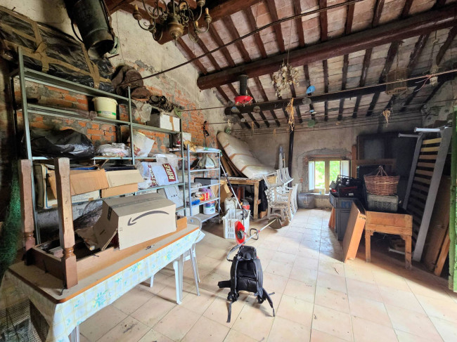 Porzione terratetto di villetta bifamiliare con annessi e ampio terreno in posizione panoramica in vendita a Barberino di Mugello