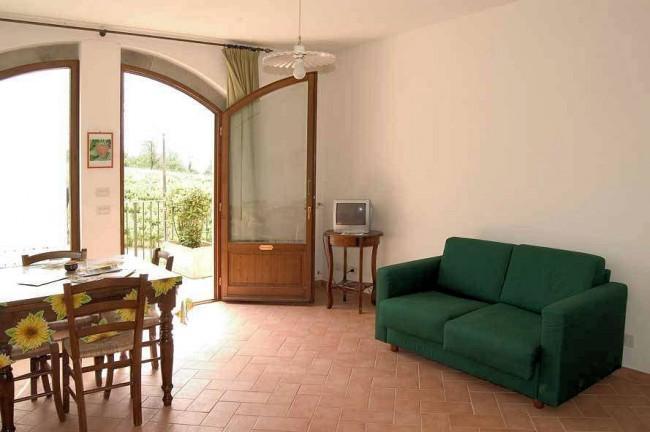 Agriturismo di ampia superficie con vigneto piscina in posizione panoramica in vendita a Loro Ciuffenna