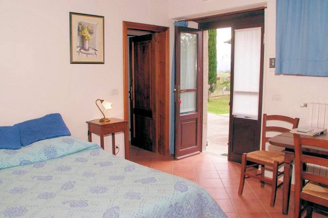 Agriturismo di ampia superficie con vigneto piscina in posizione panoramica in vendita a Loro Ciuffenna