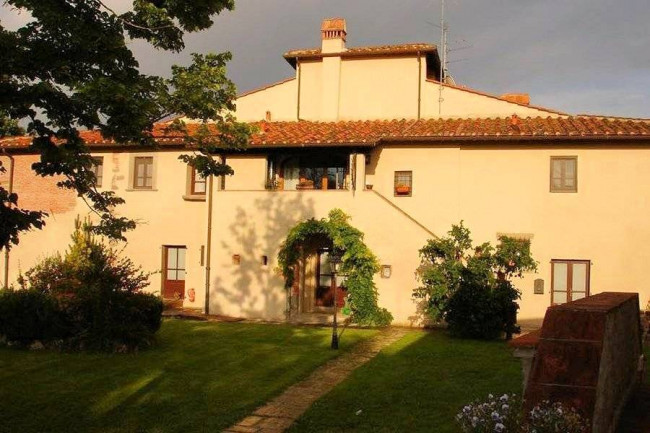 Agriturismo di ampia superficie con vigneto piscina in posizione panoramica in vendita a Loro Ciuffenna