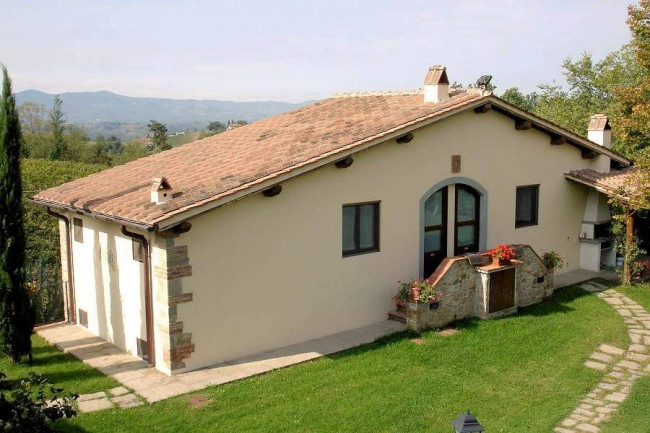Agriturismo di ampia superficie con vigneto piscina in posizione panoramica in vendita a Loro Ciuffenna