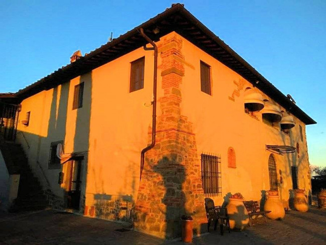 Agriturismo di ampia superficie con vigneto piscina in posizione panoramica in vendita a Loro Ciuffenna