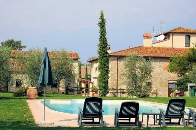Agriturismo di ampia superficie con vigneto piscina in posizione panoramica in vendita a Loro Ciuffenna
