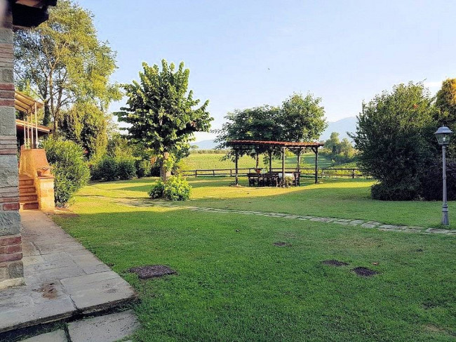 Agriturismo di ampia superficie con vigneto piscina in posizione panoramica in vendita a Loro Ciuffenna