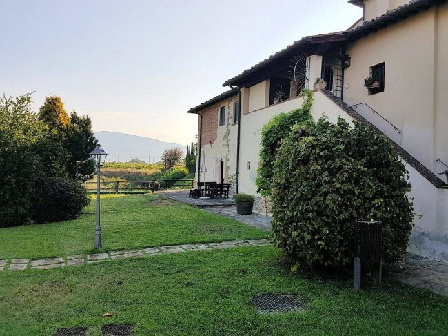 Agriturismo di ampia superficie con vigneto piscina in posizione panoramica in vendita a Loro Ciuffenna