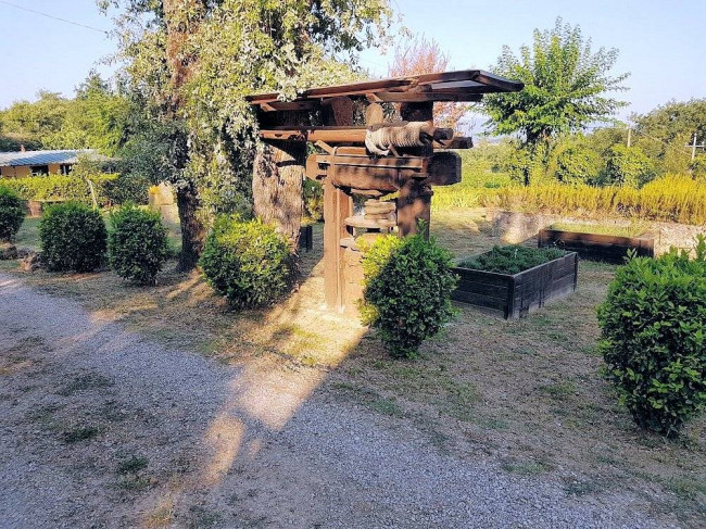 Agriturismo di ampia superficie con vigneto piscina in posizione panoramica in vendita a Loro Ciuffenna