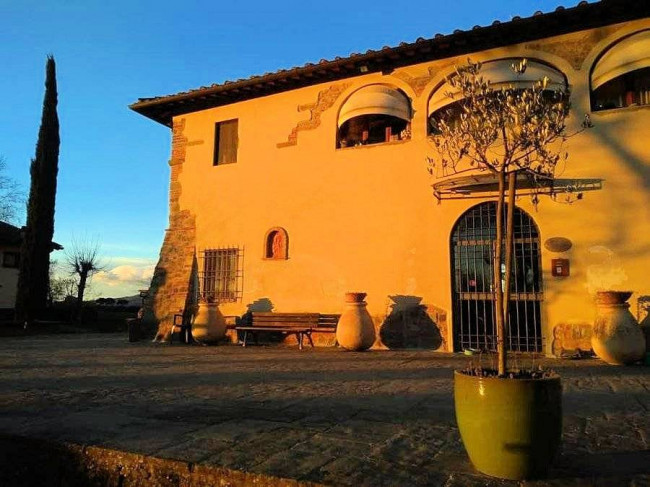 Agriturismo di ampia superficie con vigneto piscina in posizione panoramica in vendita a Loro Ciuffenna