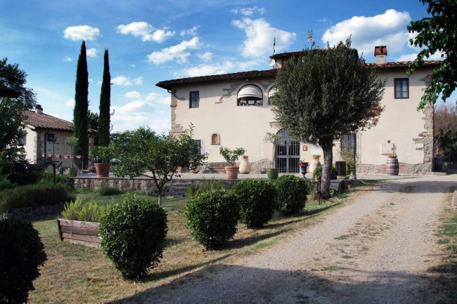 Agriturismo di ampia superficie con vigneto piscina in posizione panoramica in vendita a Loro Ciuffenna