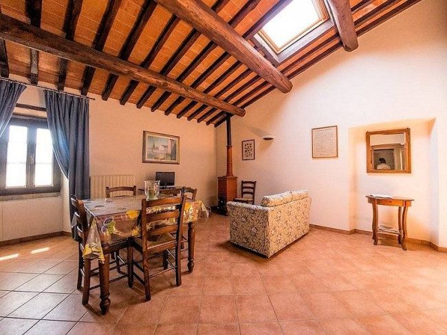 Agriturismo di ampia superficie con vigneto piscina in posizione panoramica in vendita a Loro Ciuffenna