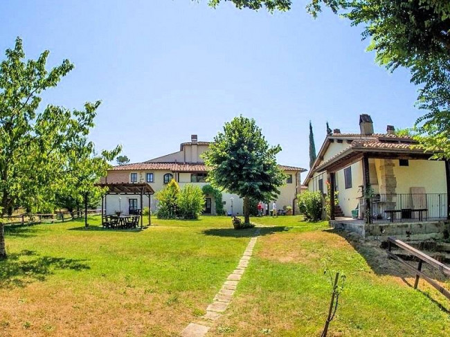 Agriturismo di ampia superficie con vigneto piscina in posizione panoramica in vendita a Loro Ciuffenna