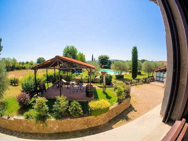 Agriturismo di ampia superficie con vigneto piscina in posizione panoramica in vendita a Loro Ciuffenna