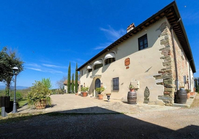 Agriturismo di ampia superficie con vigneto piscina in posizione panoramica in vendita a Loro Ciuffenna