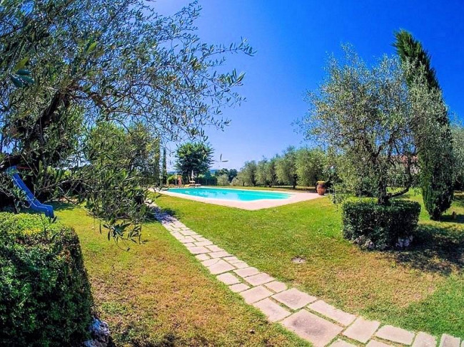 Agriturismo di ampia superficie con vigneto piscina in posizione panoramica in vendita a Loro Ciuffenna