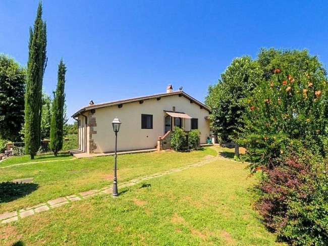 Agriturismo di ampia superficie con vigneto piscina in posizione panoramica in vendita a Loro Ciuffenna