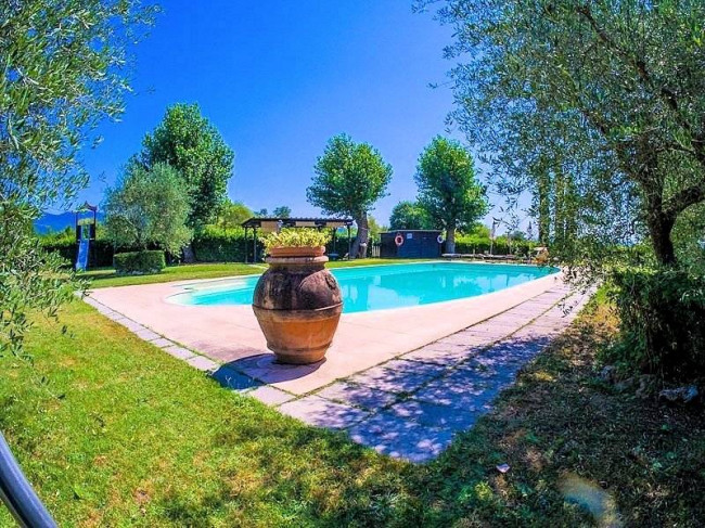 Agriturismo di ampia superficie con vigneto piscina in posizione panoramica in vendita a Loro Ciuffenna