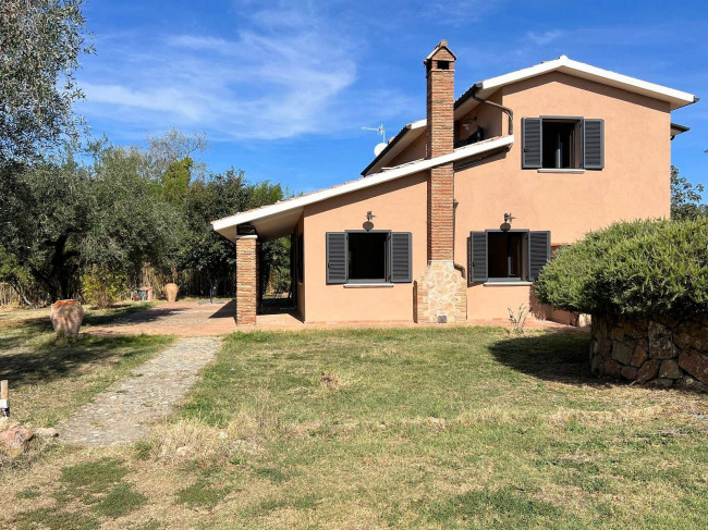 Villa ristrutturata con parco in vendita a Pitigliano
