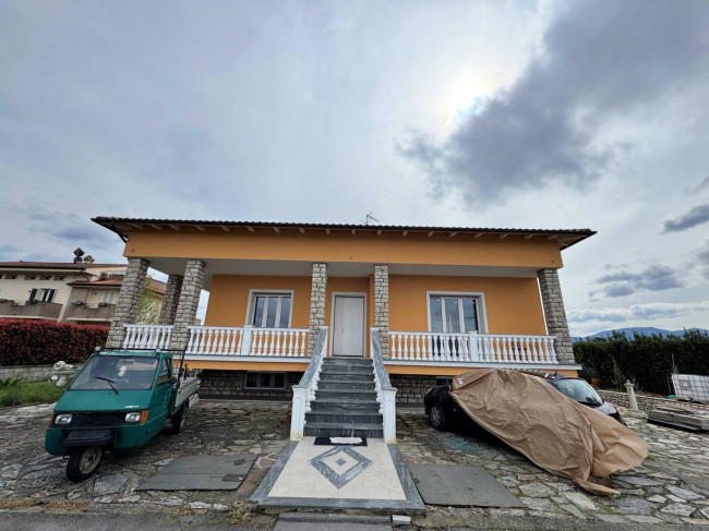 Villa di ampia superficie con giardino in vendita a Altopascio