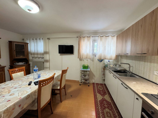 Villa di ampia superficie con giardino in vendita a Altopascio