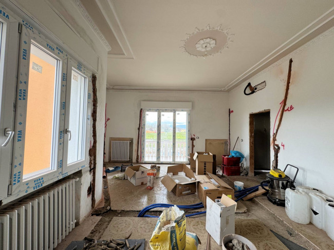 Villa di ampia superficie con giardino in vendita a Altopascio