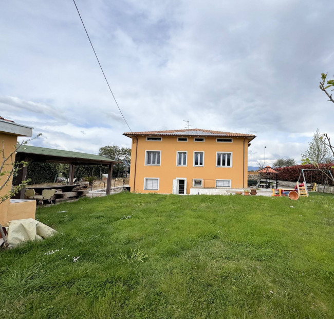Villa di ampia superficie con giardino in vendita a Altopascio