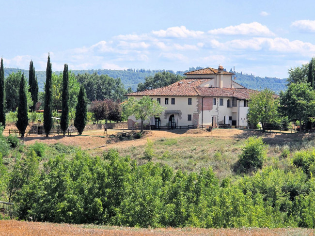 Agriturismo di ampia superficie con vigneto piscina in posizione panoramica in vendita a Loro Ciuffenna