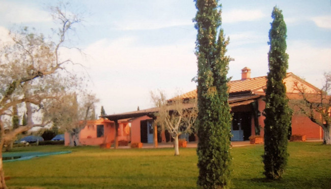 Casale con piscina parco in posizione panoramica in vendita a Magliano in Toscana