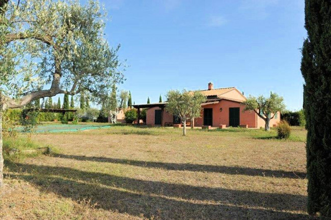 Casale con piscina parco in posizione panoramica in vendita a Magliano in Toscana