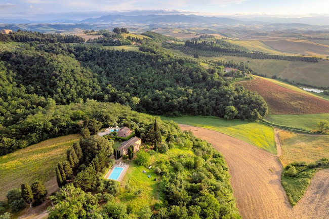 Casale con dependance terreno e due piscine in vendita a Volterra