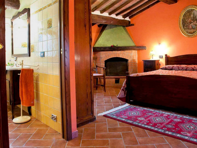 Casale con dependance terreno e due piscine in vendita a Volterra