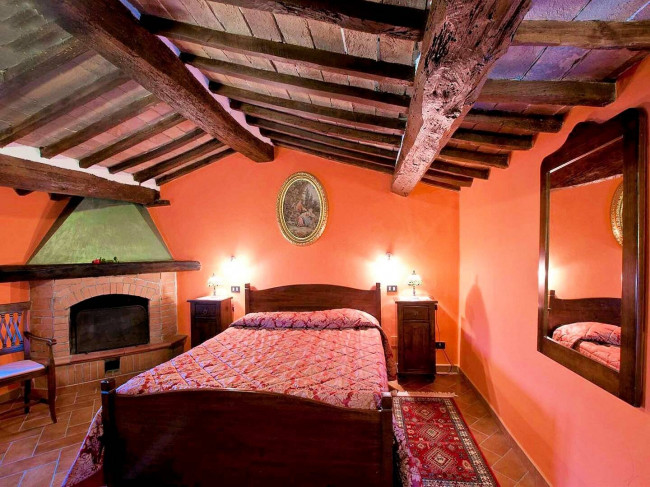Casale con dependance terreno e due piscine in vendita a Volterra