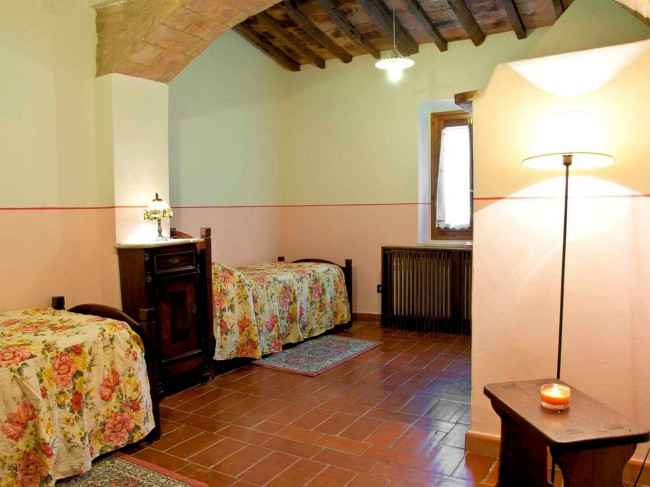 Casale con dependance terreno e due piscine in vendita a Volterra