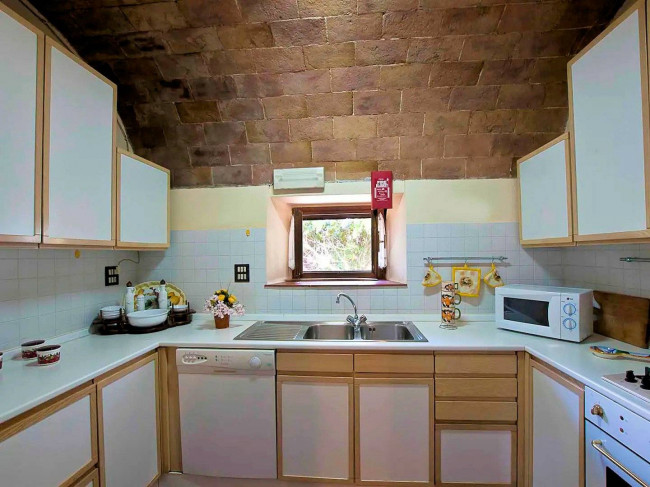 Casale con dependance terreno e due piscine in vendita a Volterra