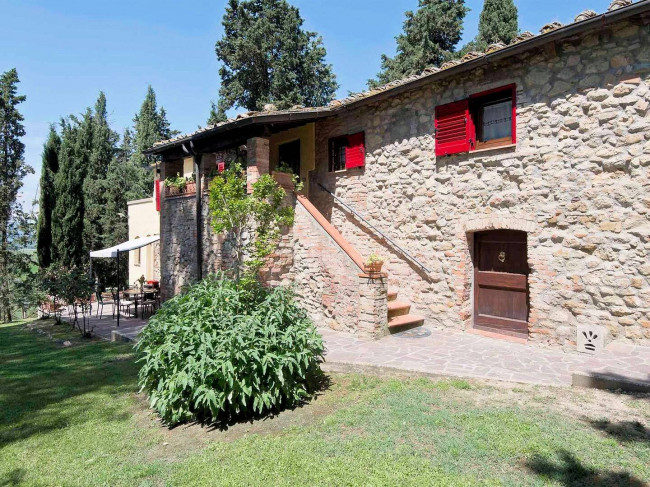 Casale con dependance terreno e due piscine in vendita a Volterra
