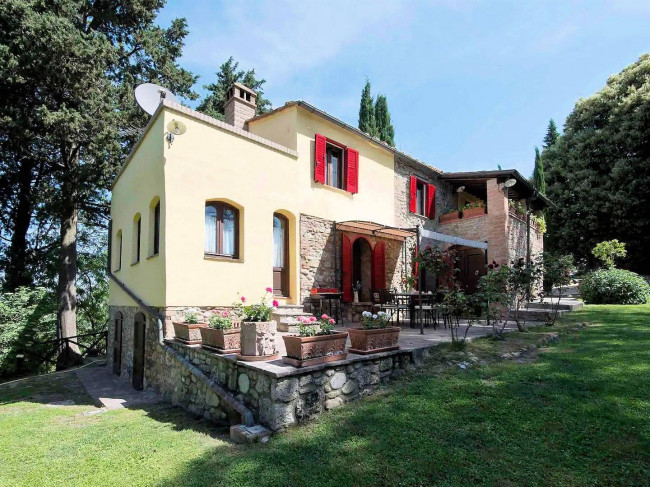 Casale con dependance terreno e due piscine in vendita a Volterra