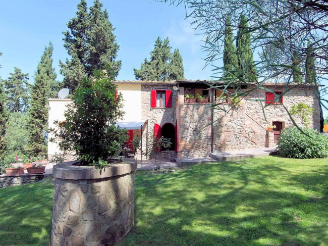 Casale con dependance terreno e due piscine in vendita a Volterra