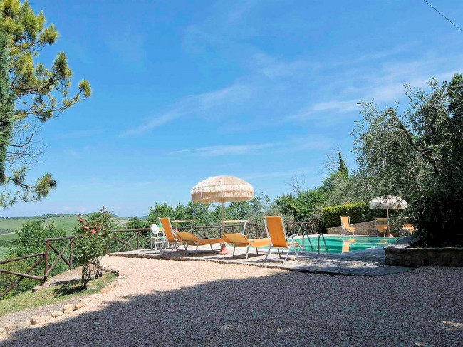Casale con dependance terreno e due piscine in vendita a Volterra
