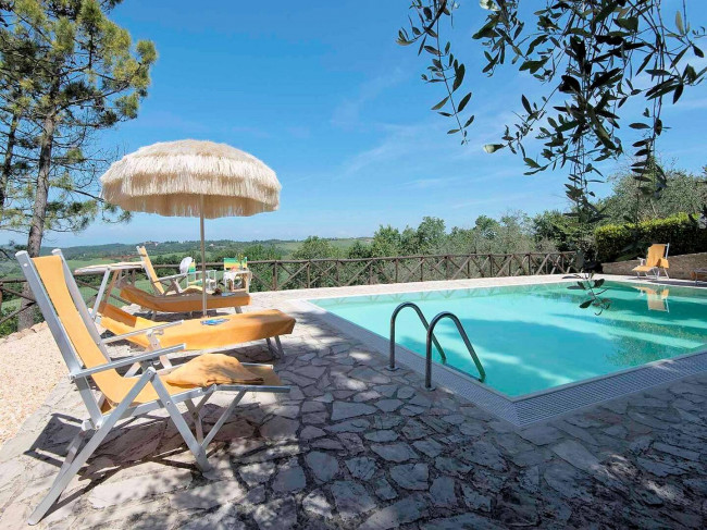 Casale con dependance terreno e due piscine in vendita a Volterra