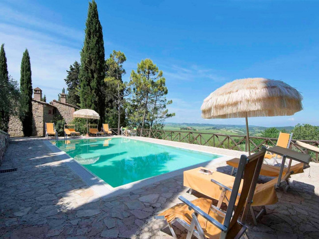 Casale con dependance terreno e due piscine in vendita a Volterra