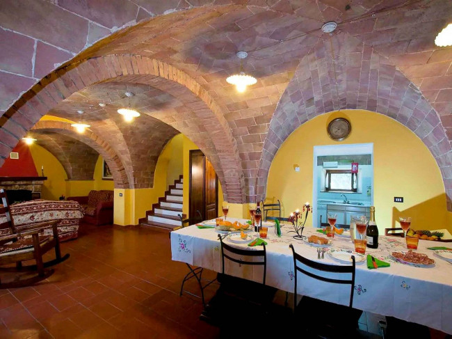 Casale con dependance terreno e due piscine in vendita a Volterra