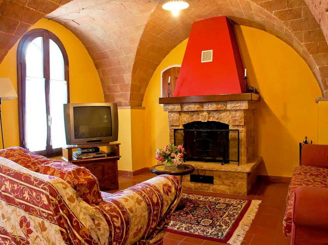 Casale con dependance terreno e due piscine in vendita a Volterra