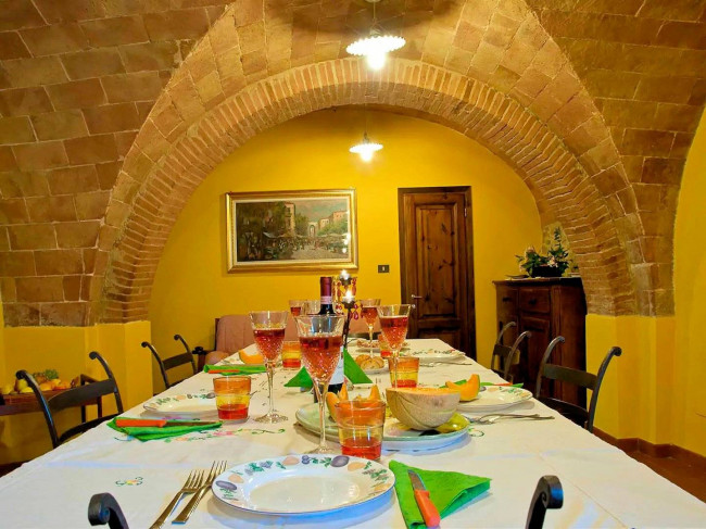 Casale con dependance terreno e due piscine in vendita a Volterra